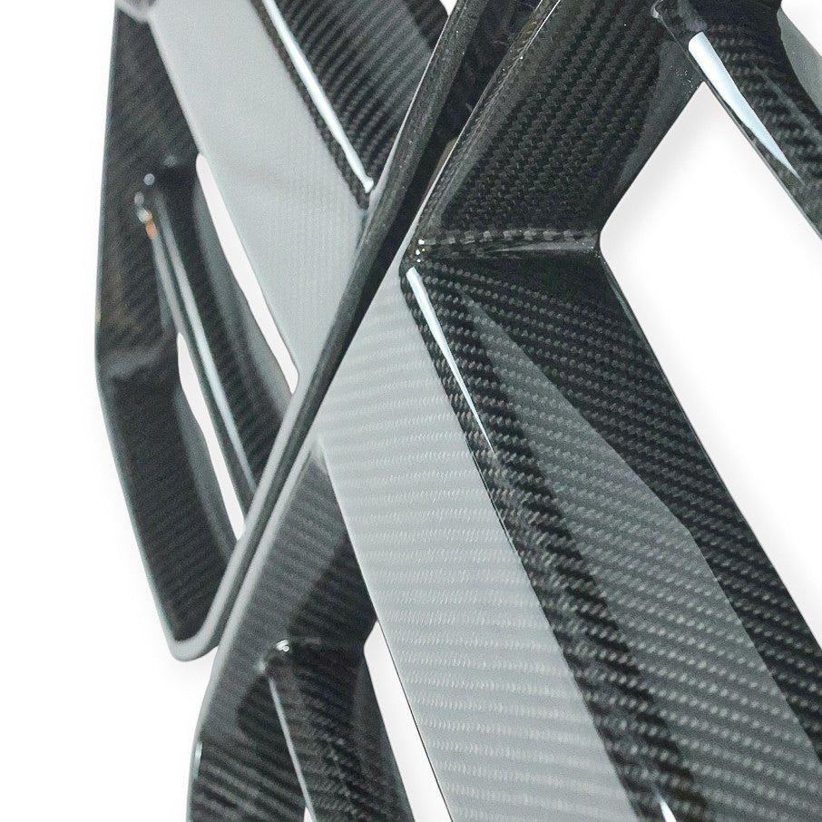 Carbon Corp. V-style carbon fibre front grille for BMW M3 G80 and M4 G82, featuring a glossy weave finish.